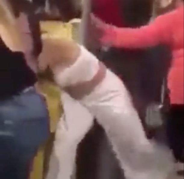 Amigo oculto termina em briga após homem presentear colega de trabalho com lingerie; vídeo