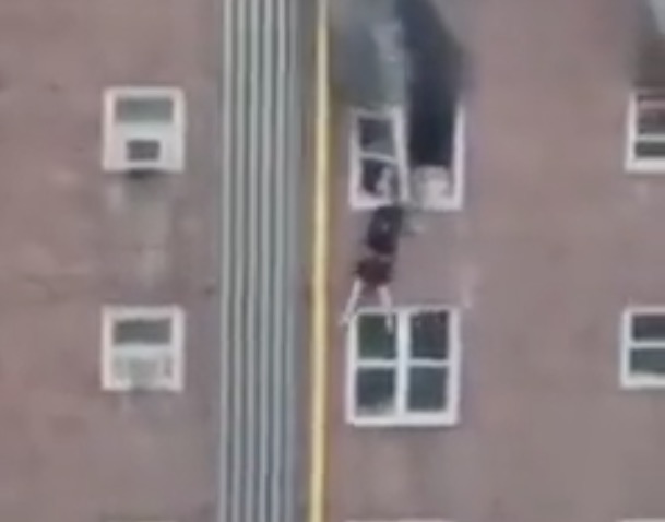 Vídeo mostra desespero de adolescentes tentando escapar de prédio em chamas