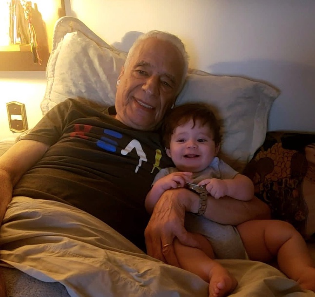 Pai aos 83 anos, homem faz vídeos para filho assistir quando crescer
