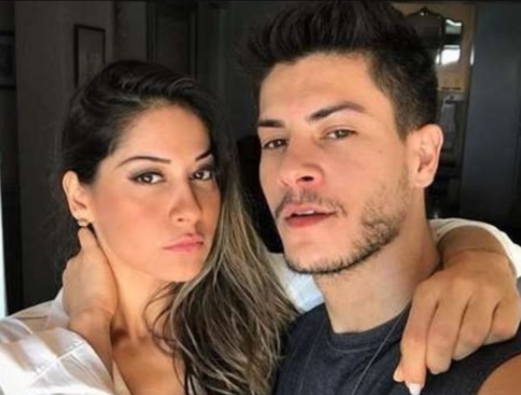 Maíra Cardi revela cheiro das partes íntimas de Arthur Aguiar: 'cada lugar tem um'