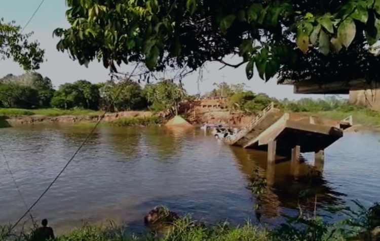 Vítima está presa em carro esmagado por caminhão na ponte que desabou na BR-319