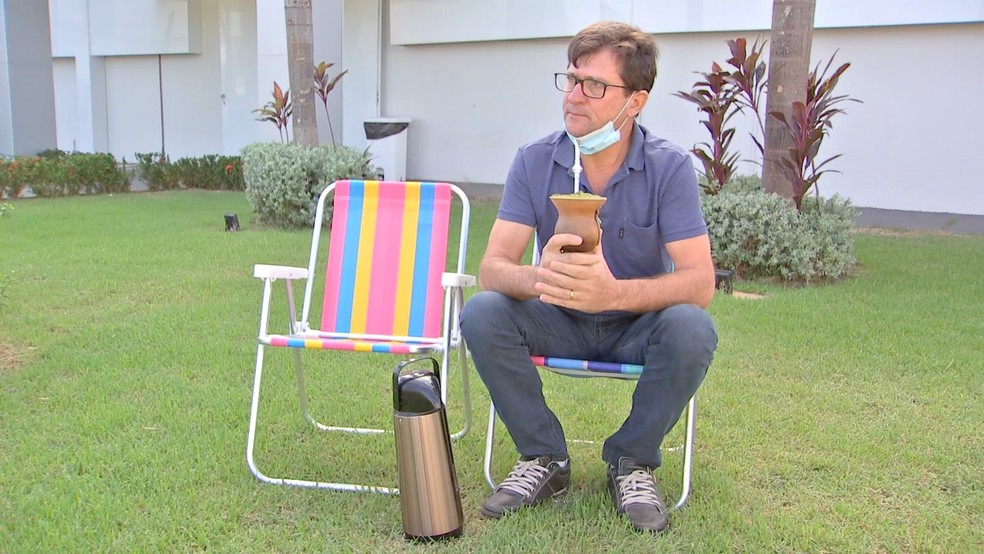 Homem espera há dias na frente de hospital esposa internada com Covid