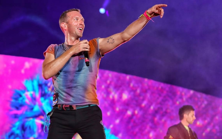 Fãs do Coldplay chegam tarde em show e processam empresa aérea por atraso em voo