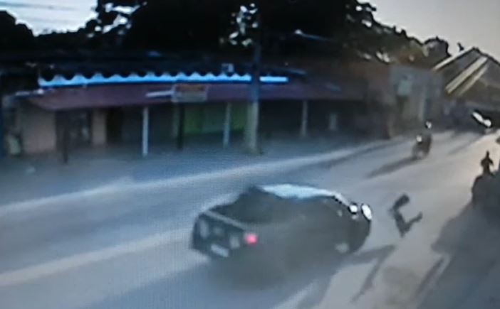 Menino vai parar debaixo de caminhão após ser atropelado por carro de abrigo em Manaus