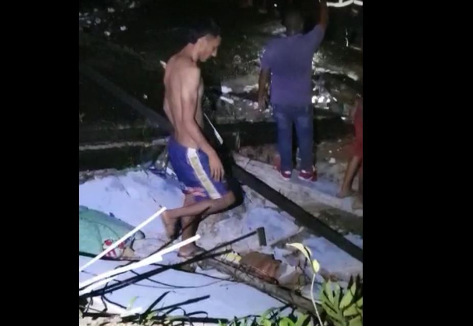 Homem morre após casa desabar sobre ele enquanto dormia em Manaus