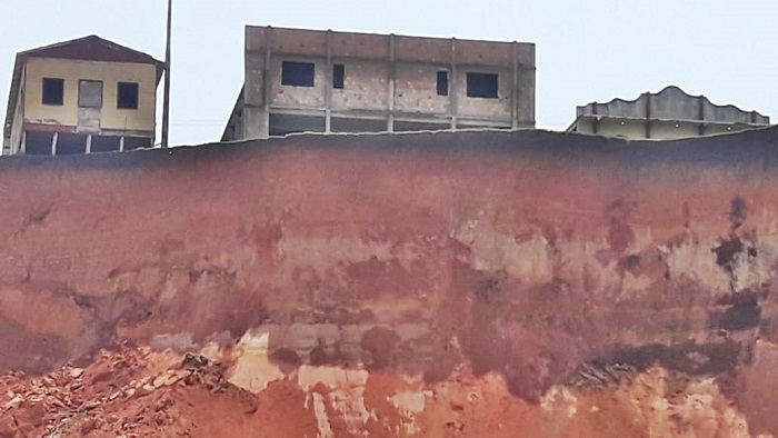 Bombeiros buscam por desaparecidos após desbarrancamento em comunidade no Amazonas