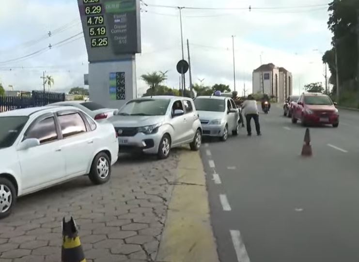 Dia Livre de impostos tem fila quilométrica e disputa por gasolina a R$ 5 em posto de Manaus 