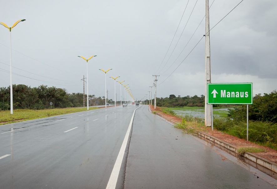 Agente de portaria morre a caminho do trabalho ao colidir com placa na AM-070