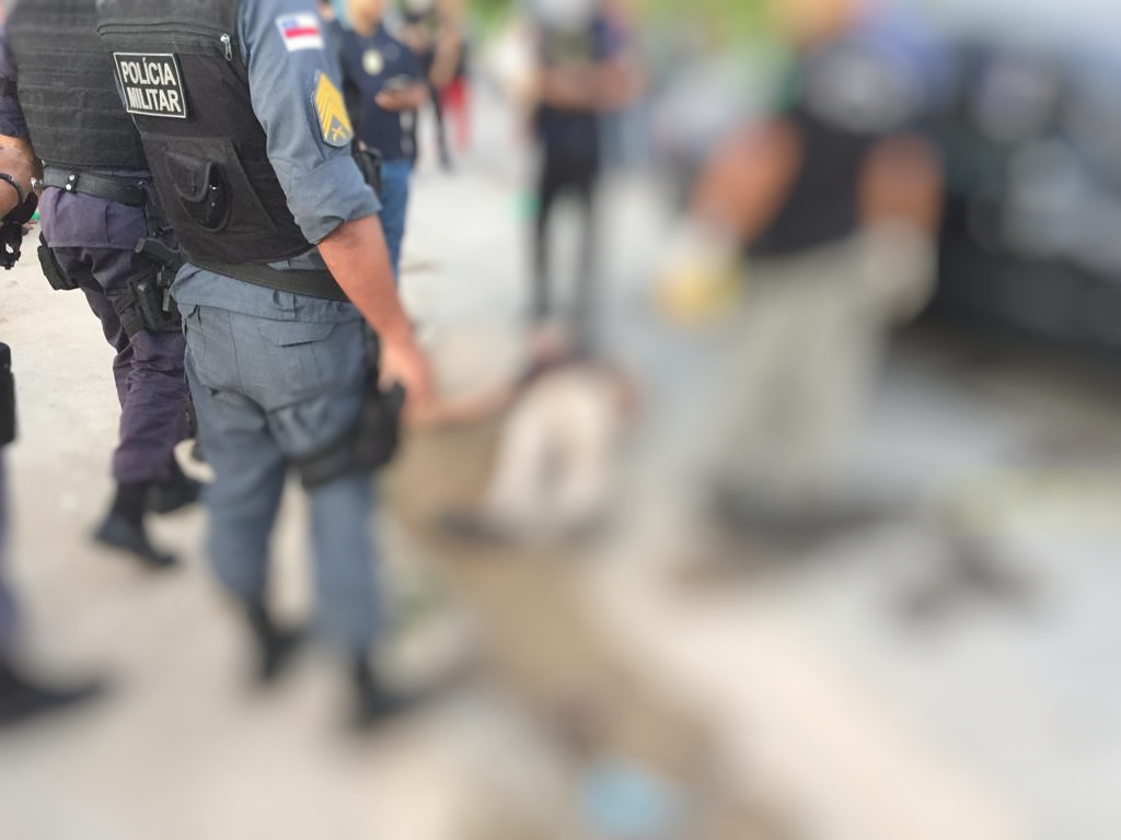 Homem morre e 3 pessoas ficam feridas após carro de app ser crivado de balas em Manaus