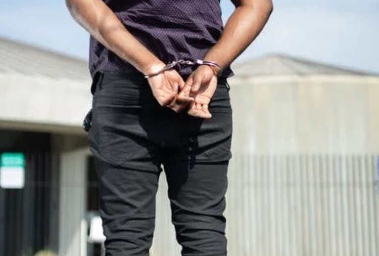 Pai é preso após ameaçar e xingar filha por não aceitar sua opção sexual em Manaus