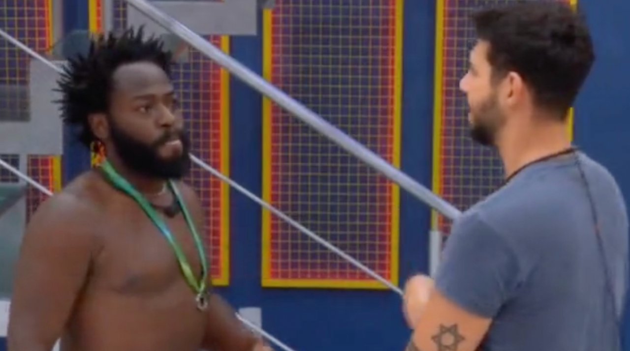  Douglas dá invertida em Rodrigo após polêmica: ‘não entrei aqui pra tu ser educado sobre isso' 