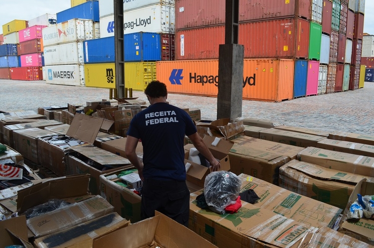 Servidores da Receita Federal aprovam greve a partir de segunda-feira