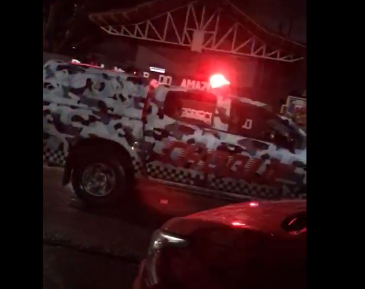 Vídeos: Motorista de app é agredido e colegas são expulsos à bala por PMs em Manaus
