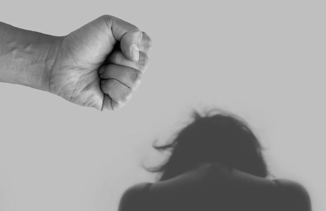 Ferida, mulher caminha por quilômetros para denunciar marido por agressão em Manaus