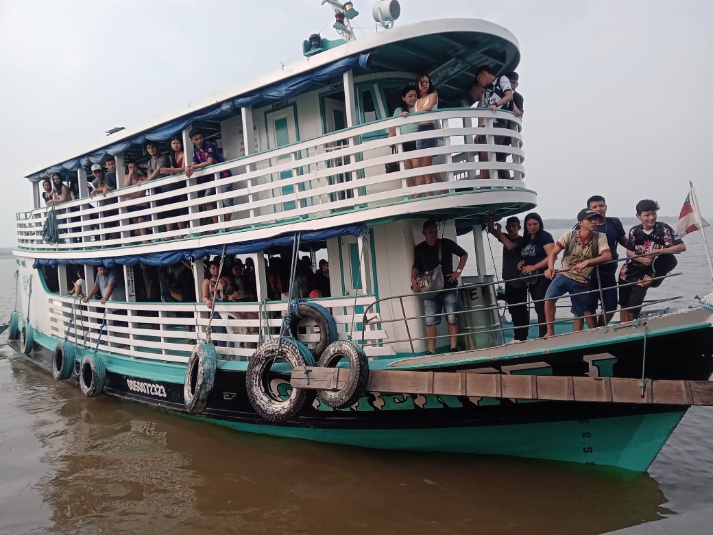 Candidatos usam barco para chegar a locais de prova do Enem no Amazonas