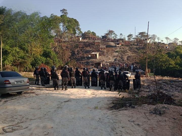 Moradores são retirados de invasão no Distrito Industrial durante reintegração