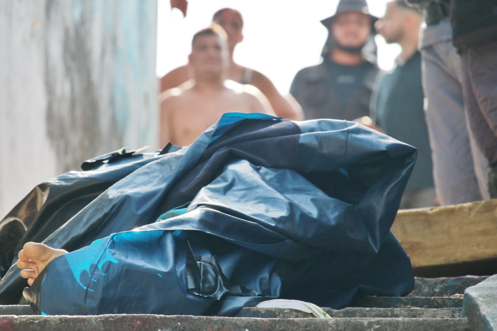 Homem achado morto em escadaria foi degolado por facção; assassinos deixaram recado