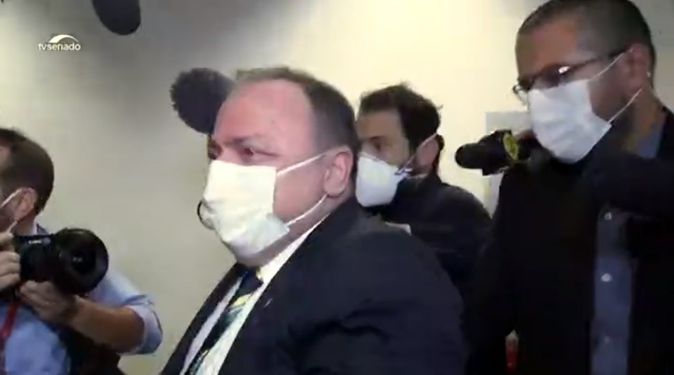 Pazuello teve vertigem após ficar sete horas sentado