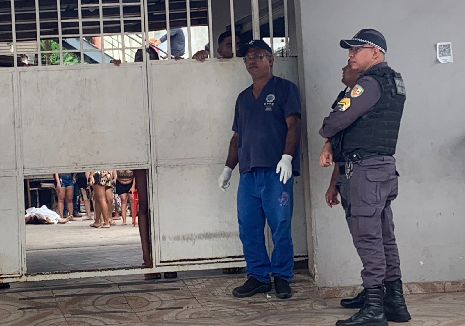 Homem foge de criminosos, invade casa, mas é morto com vários tiros em Manaus