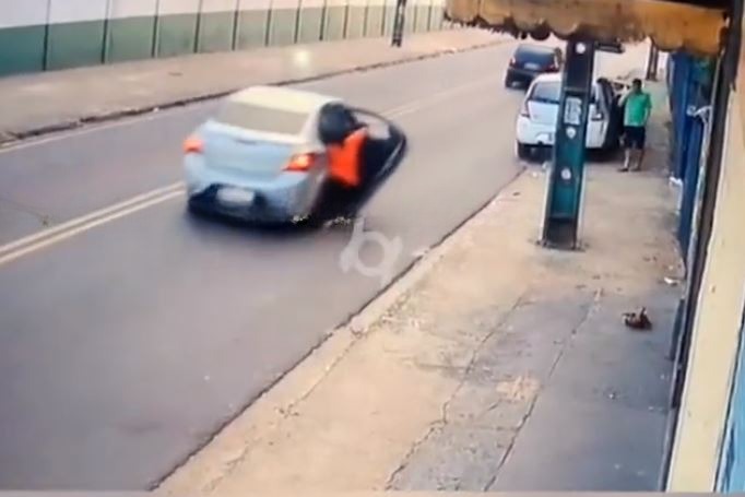 Vídeo mostra idosa sendo arrastada por carro de aplicativo em rua de Manaus