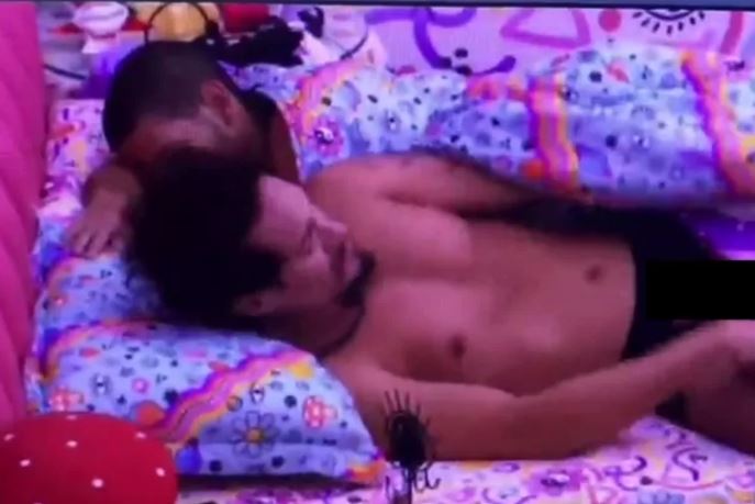 BBB 22: Eliezer deixa pênis aparecer ao acordar ao lado de Vyni na cama