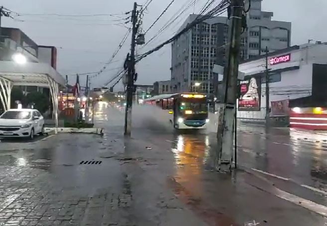 Após 15 dias de calor e fumaça, Manaus registra chuva torrencial nesta terça-feira