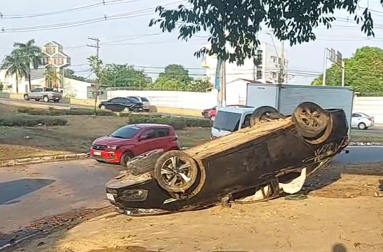 Mulheres ficam feridas após carro capotar em acidente debaixo de viaduto em Manaus