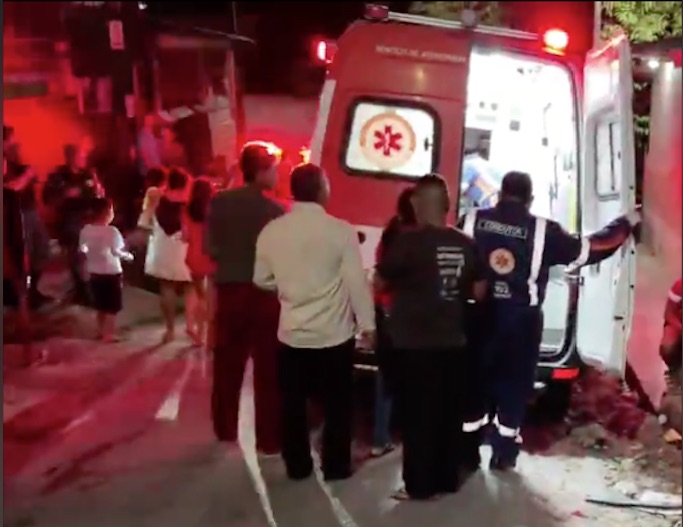 Suspeito é arrastado de dentro de casa e espancado após estuprar criança de 11 anos em Manaus