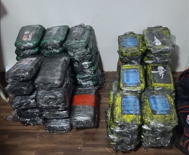 Mulher é presa com 77 kg de drogas dentro de colchão em barco no Amazonas 