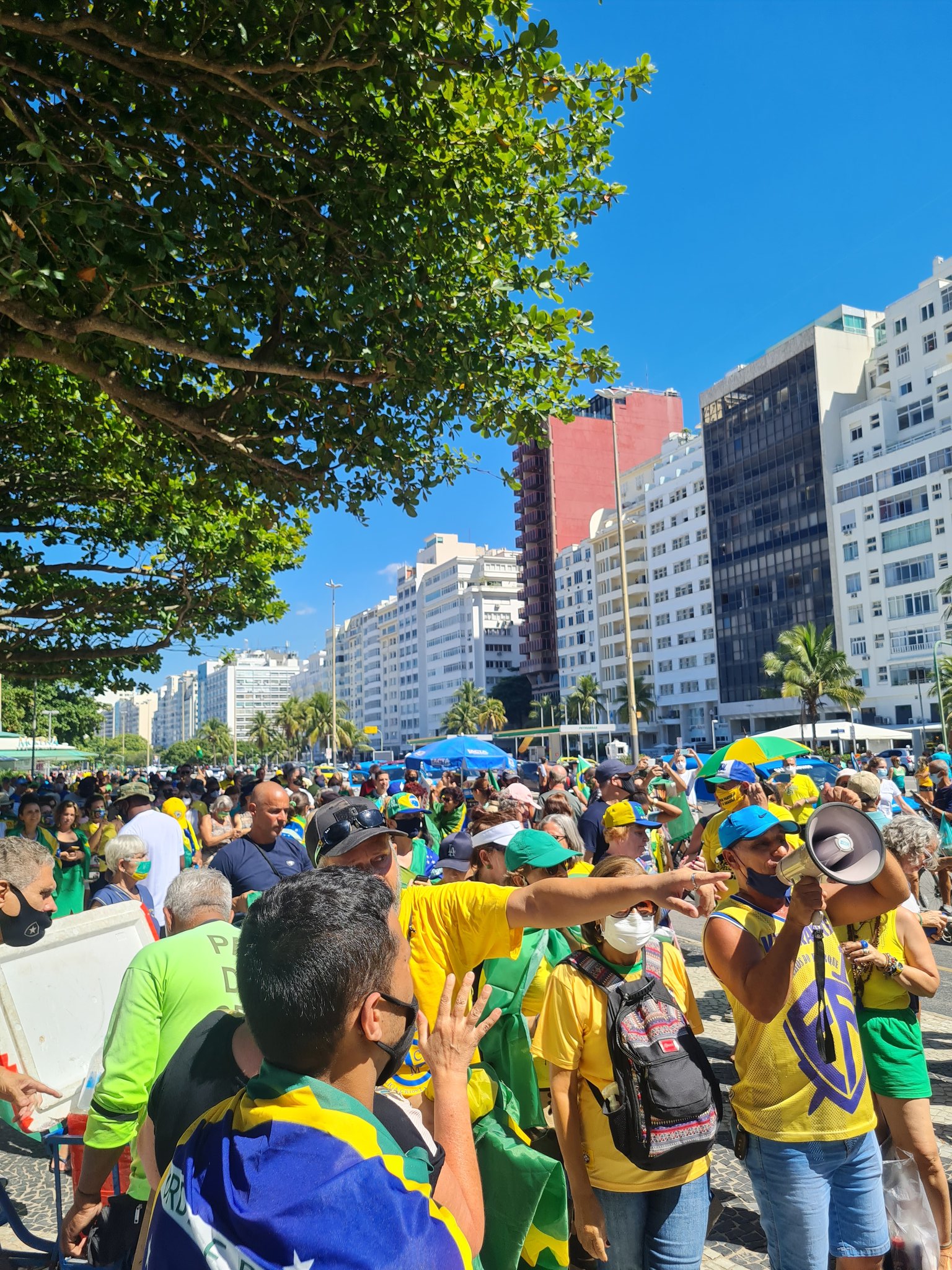Apoiadores de Bolsonaro fazem Marcha da Família Cristã contra veto a cultos