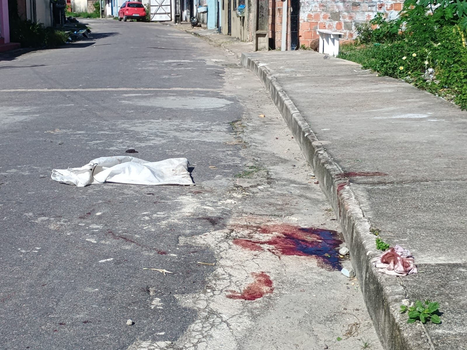 Moradores acordam ao som de tiros e encontram homem morto no Jorge Teixeira