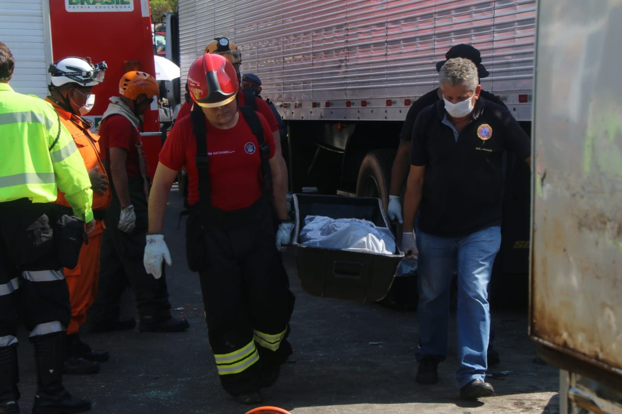 Corpos de vítimas de acidentes em Manaus são removidos; jovem deixa bebê de 3 meses