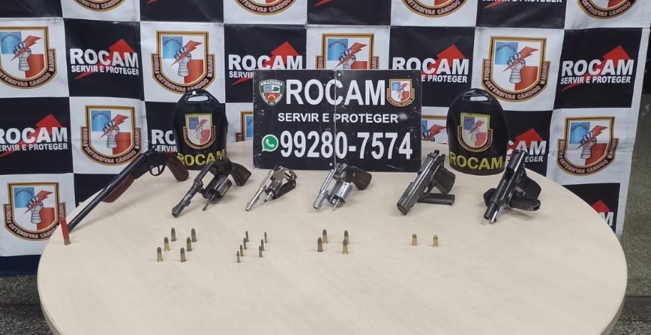 Homem é preso e armas são apreendidas em reunião de facção em chácara de Manaus