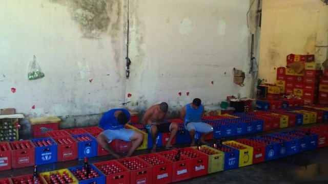 Suspeitos de falsificar cerveja para vender como marca mais cara são presos