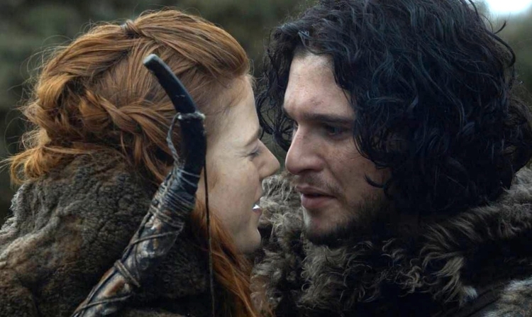 Nasceu! Kit Harington e Rose Leslie são flagrados passeando com filho