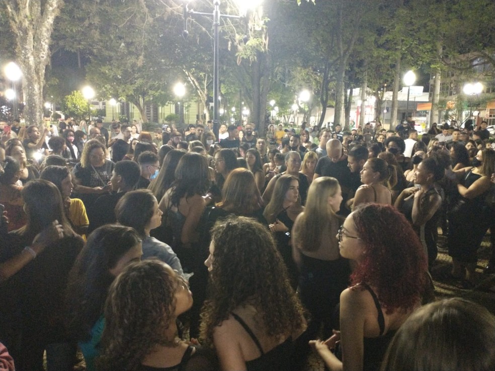 Multidão de fãs presta homenagem à Marília Mendonça em praça de Minas Gerais; vídeo 