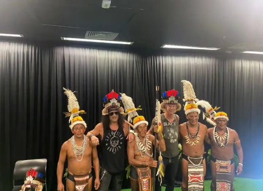 Vídeo: Guns N’ Roses recebem bênçãos de indígenas antes de show em Manaus