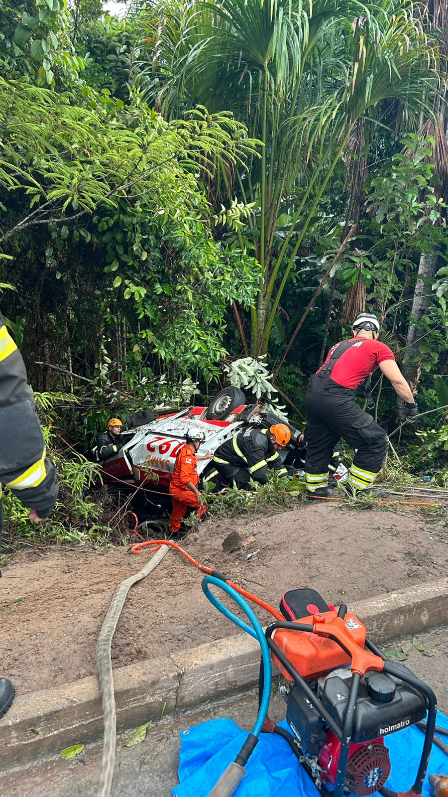 Ambulância voltava para Presidente Figueiredo quando caiu em ribanceira; veja fotos