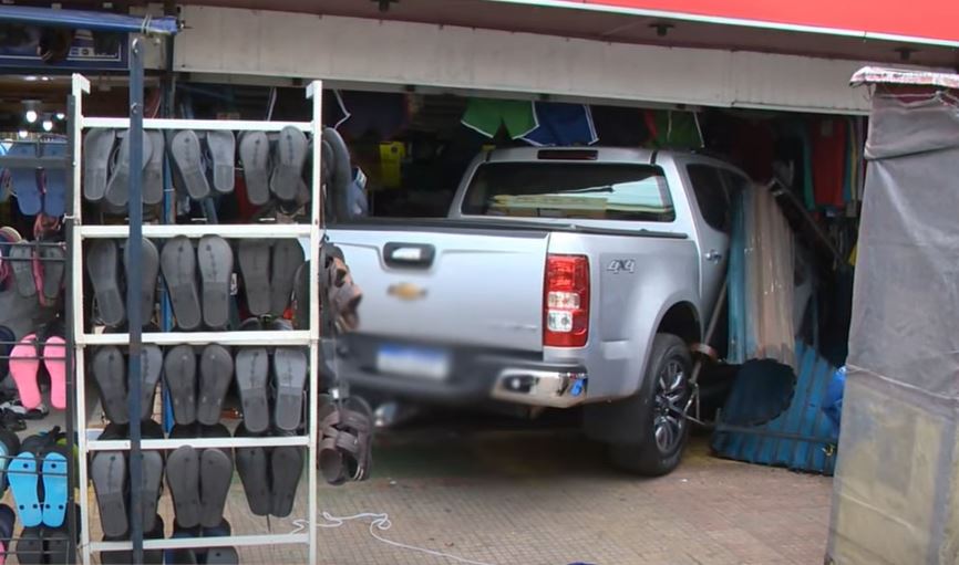 Motorista bêbado invade centro comercial em Manaus e destrói 5 lojas em acidente