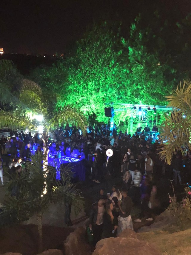 Pandemia: Festas com 1,5 mil pessoas são interrompidas em cidade em estado vermelho