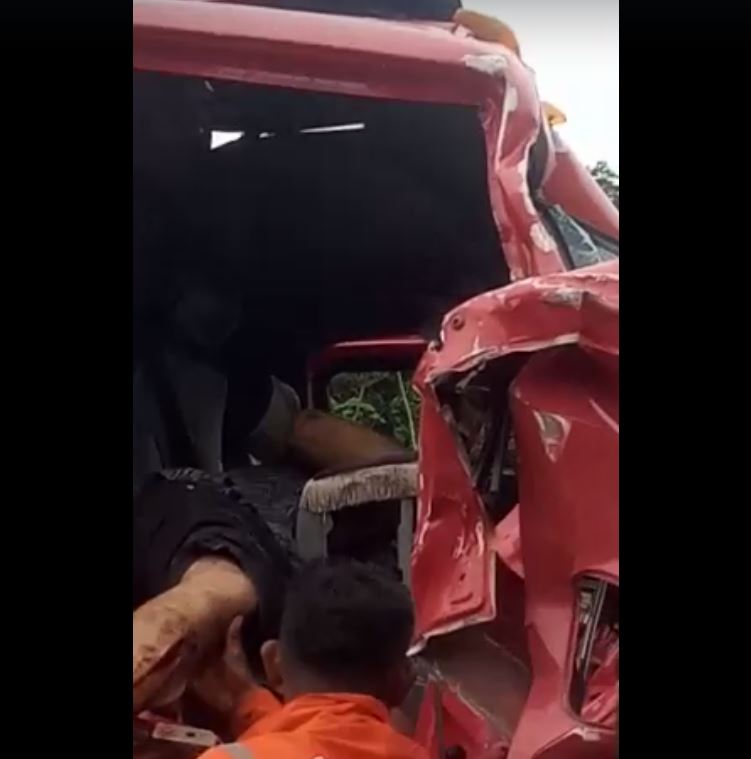 Vídeo mostra homens presos dentro de caminhão retorcido em grave acidente na AM-070