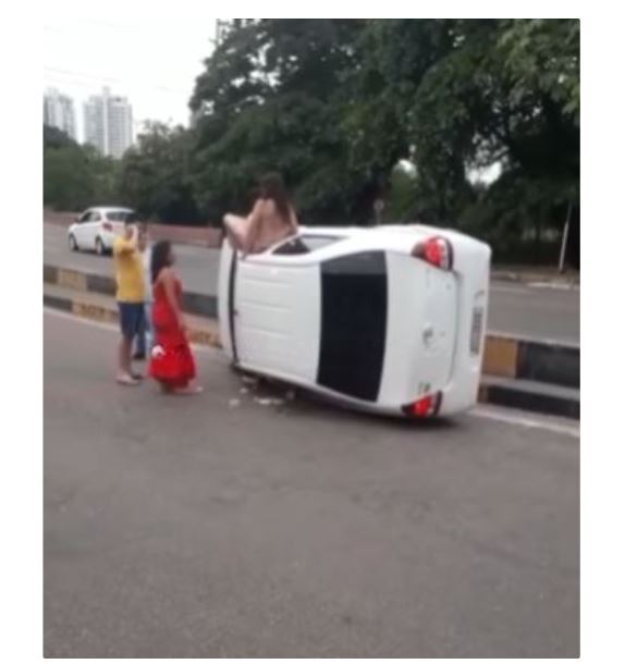 Em vídeo, mulheres aparecem saindo pela janela de carro capotado em viaduto de Manaus