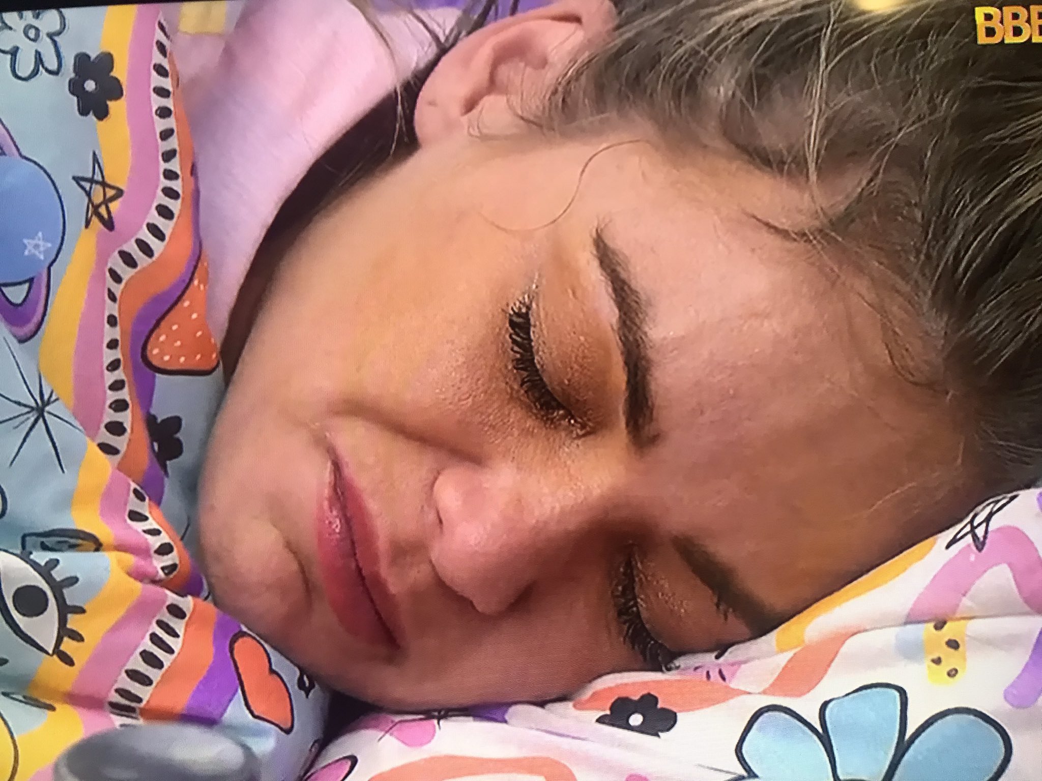 Com medo de ser eliminada do BBB por agressão, Bárbara entra em desespero