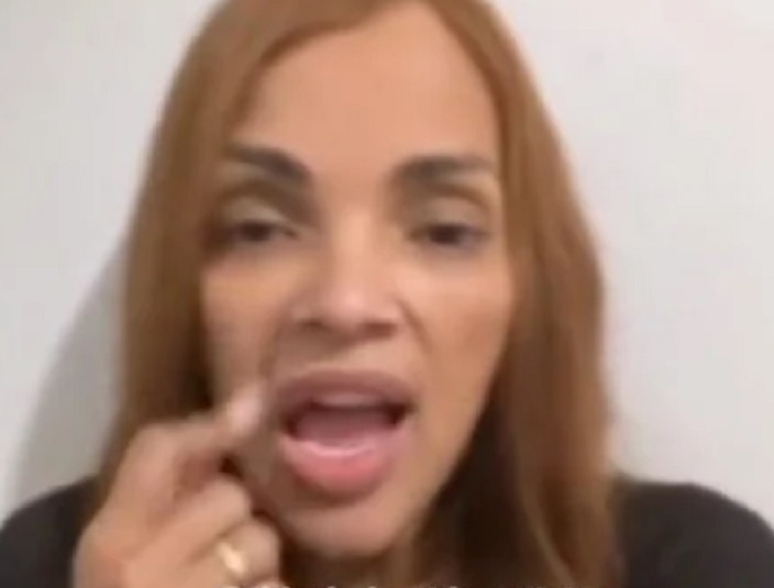 Flordelis ostenta aliança e levanta suspeitas de noivado com novinho de 25 anos