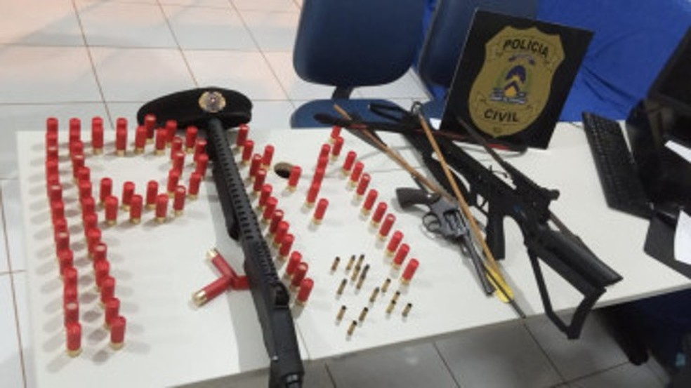 Idoso invade posto de saúde e tenta matar médico com armas e flechas