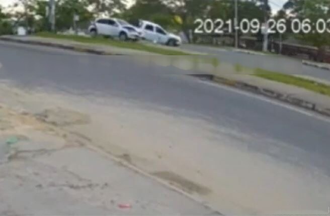 Vídeo: Carro roda na pista ao ser atingido violentamente em cruzamento em Manaus
