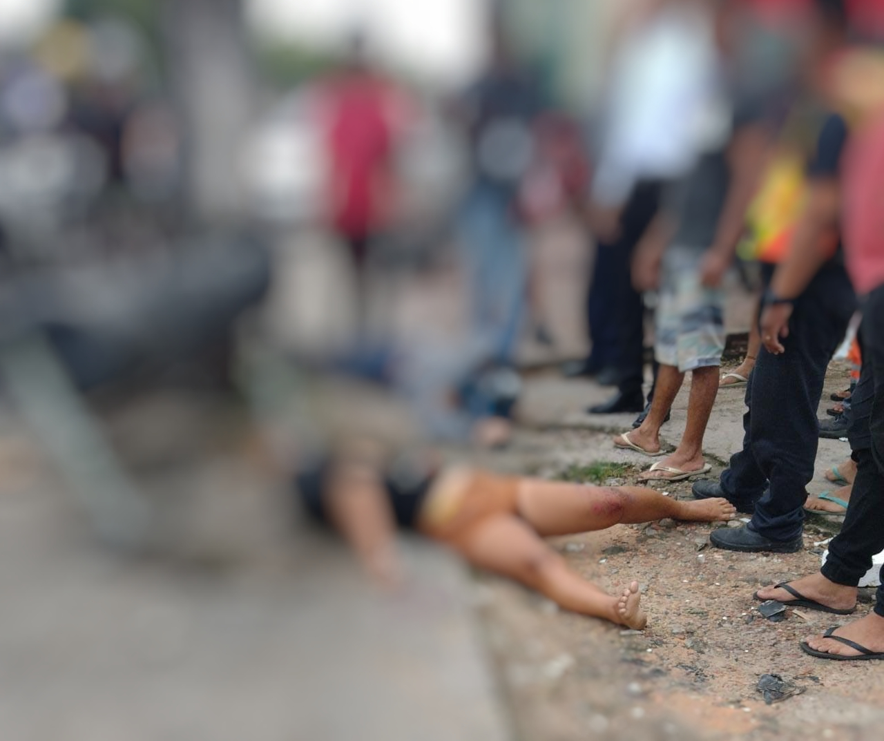 Jovem morre ao ser arremessado contra poste durante acidente em Manaus