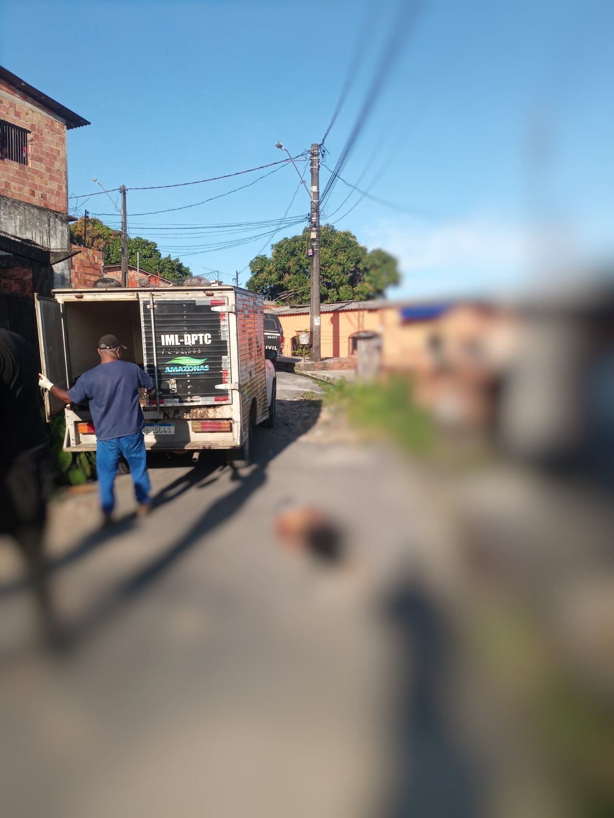 Homem é executado a tiros no meio da rua em plena luz do dia em Manaus
