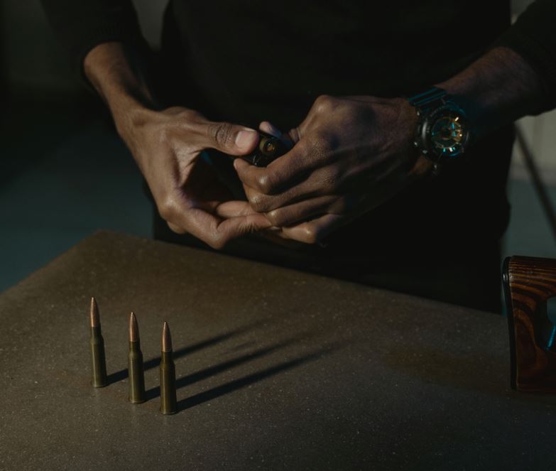 Suposto membro de facção é baleado durante ataque em área vermelha em Manaus