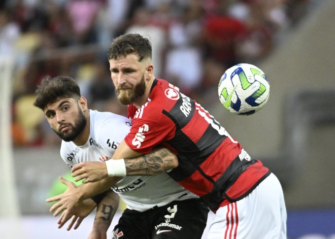 Com gol de Léo Pereira, Flamengo derruba o Corinthians por 1 a 0 no Maracanã